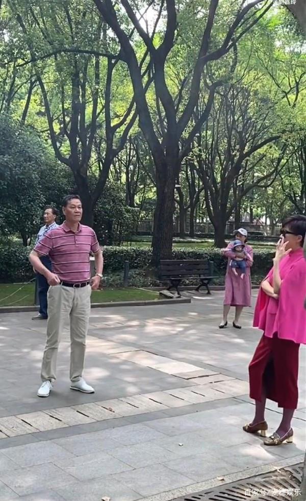 劉嘉玲公園嗨跳廣場舞！打扮鮮艷沒人認出「還被身後大叔推走」　超「喜感舞姿」笑翻網友：毫無違和感
