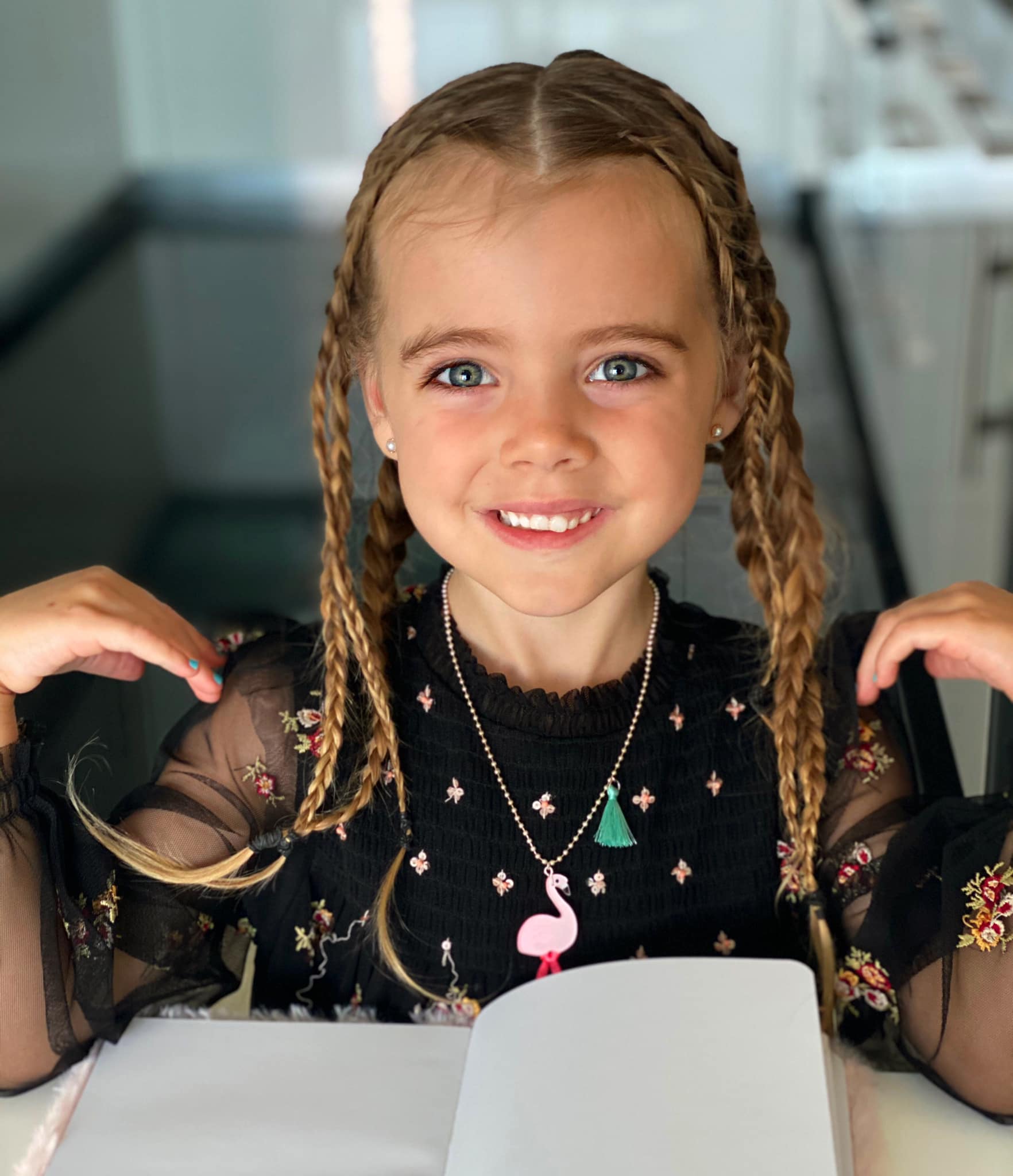 是吃可愛長大的？超Q寶寶「逆天長睫毛臉蛋」萌翻全網　長大化身「長髮靈氣美少女」電眼更迷人❤