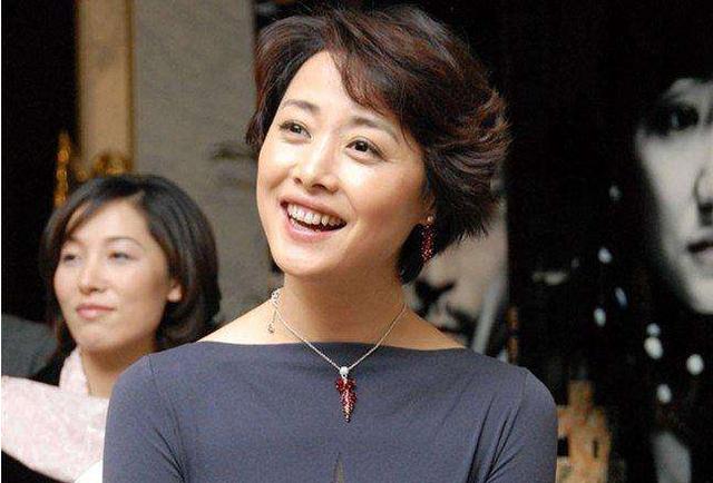 結了3次婚！她51歲攜子「再嫁第一任丈夫」吃回頭草　繼子是「當紅明星」母子感情也很好