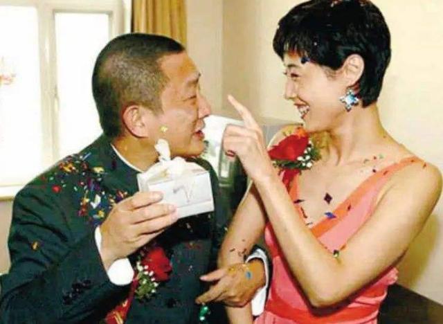 結了3次婚！她51歲攜子「再嫁第一任丈夫」吃回頭草　繼子是「當紅明星」母子感情也很好