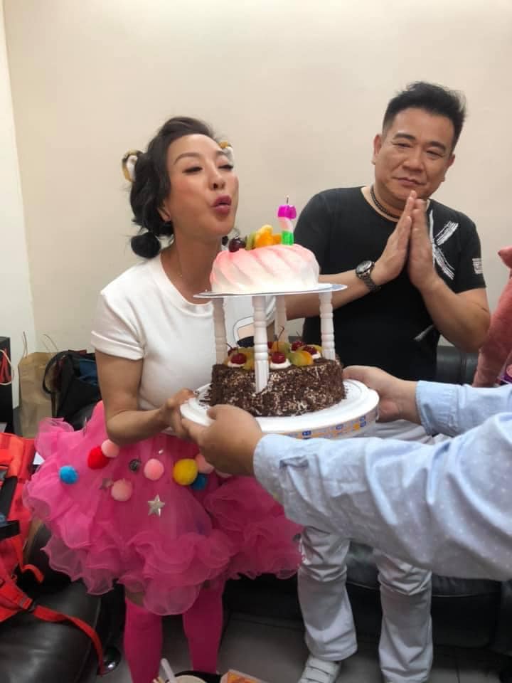 為家人打拼40年！楊繡惠國中畢業「代阿西扛家計」拚四房寵爸媽　56歲砸千萬「宣布新身分」粉絲全嗨翻