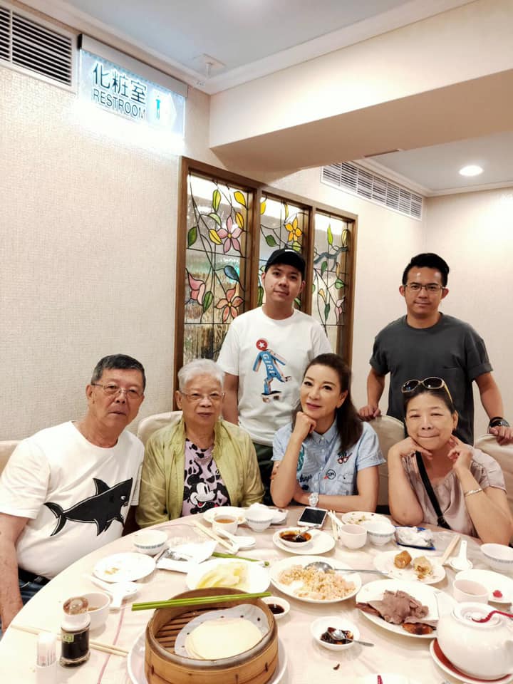為家人打拼40年！楊繡惠國中畢業「代阿西扛家計」拚四房寵爸媽　56歲砸千萬「宣布新身分」粉絲全嗨翻