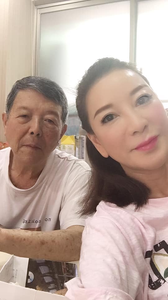 為家人打拼40年！楊繡惠國中畢業「代阿西扛家計」拚四房寵爸媽　56歲砸千萬「宣布新身分」粉絲全嗨翻