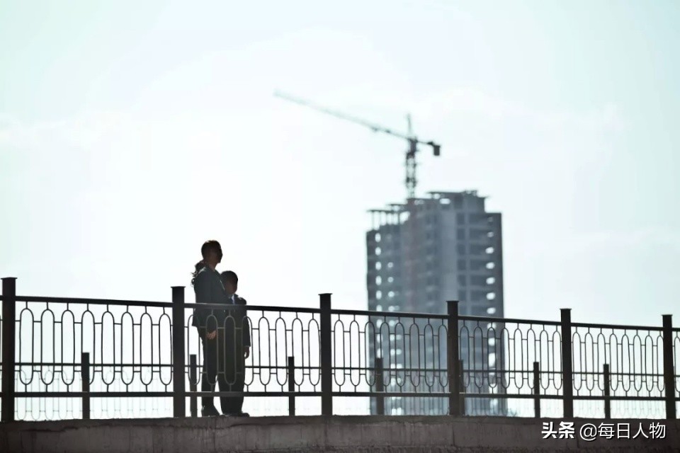 保姆因迷信「拐走僱主兒子」！養育26年後主動送回　孩子生母卻表示：早在22年前就「找回兒子」