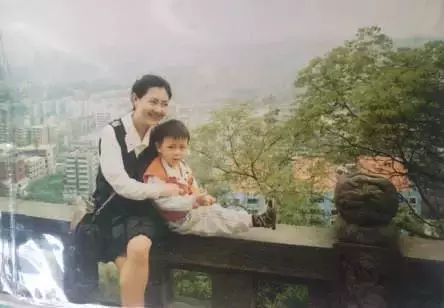 保姆因迷信「拐走僱主兒子」！養育26年後主動送回　孩子生母卻表示：早在22年前就「找回兒子」