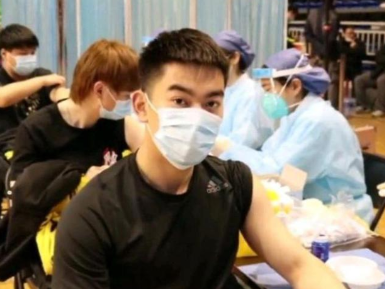 花臂男打疫苗引圍觀！可愛紋身連醫生都呼「不忍下手」　超犯規「扎針畫面」更萌翻網友：太可愛了