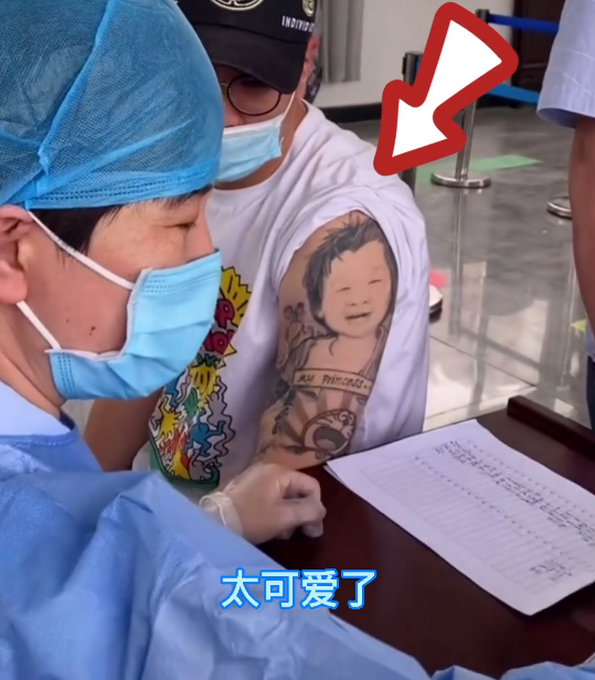 花臂男打疫苗引圍觀！可愛紋身連醫生都呼「不忍下手」　超犯規「扎針畫面」更萌翻網友：太可愛了