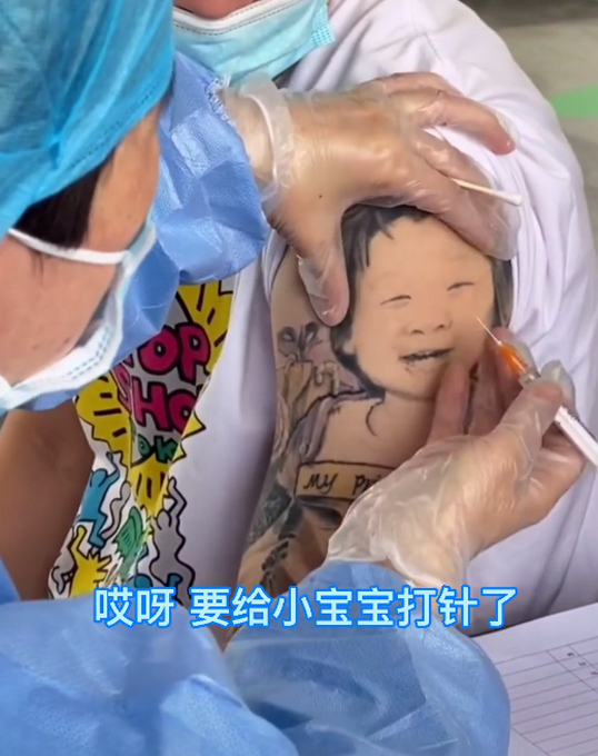 花臂男打疫苗引圍觀！可愛紋身連醫生都呼「不忍下手」　超犯規「扎針畫面」更萌翻網友：太可愛了