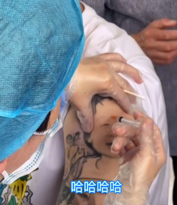 花臂男打疫苗引圍觀！可愛紋身連醫生都呼「不忍下手」　超犯規「扎針畫面」更萌翻網友：太可愛了