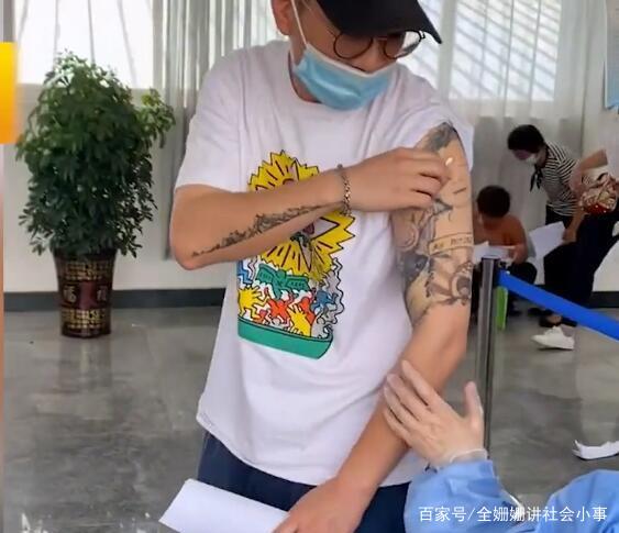 花臂男打疫苗引圍觀！可愛紋身連醫生都呼「不忍下手」　超犯規「扎針畫面」更萌翻網友：太可愛了
