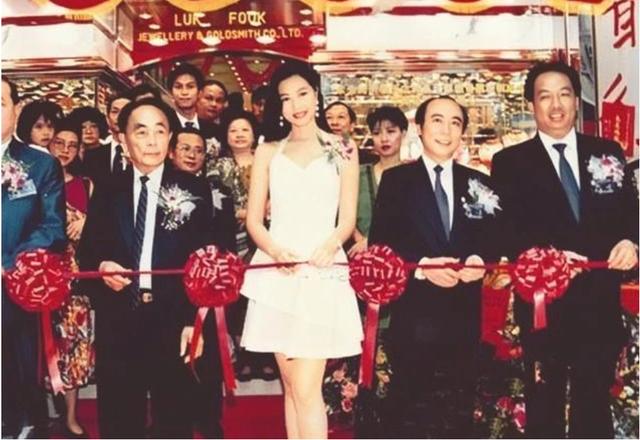 3結2離！她曾紅過邱淑貞「卻遭前夫曝一週要10次」事業受挫　47歲三婚「再嫁初戀」擁豪車無數