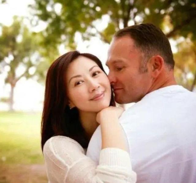 3結2離！她曾紅過邱淑貞「卻遭前夫曝一週要10次」事業受挫　47歲三婚「再嫁初戀」擁豪車無數