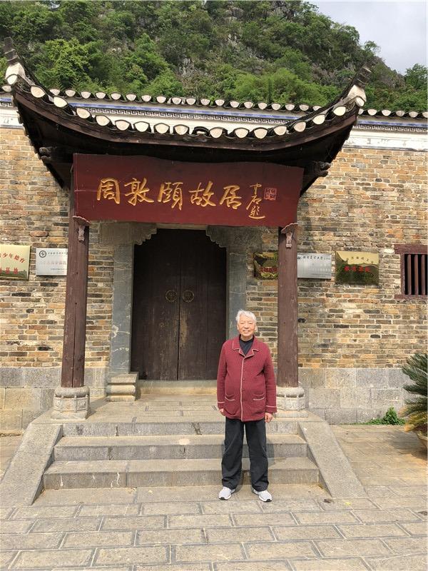 不讓後輩再受苦！爺爺家鄉貧困「小時候在祠堂念書」　91歲榮歸故里「15年捐3千萬蓋學校」學生排隊獻花迎接