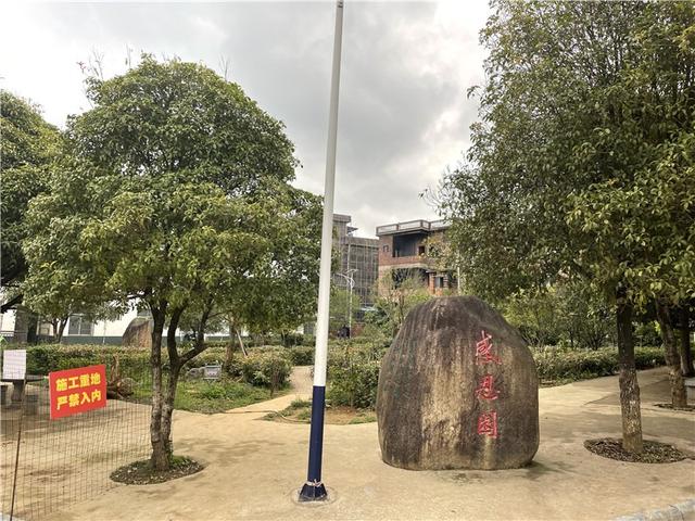 不讓後輩再受苦！爺爺家鄉貧困「小時候在祠堂念書」　91歲榮歸故里「15年捐3千萬蓋學校」學生排隊獻花迎接