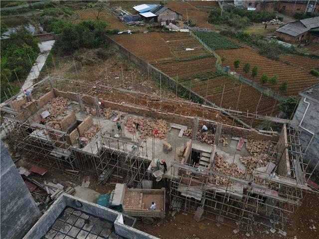 不讓後輩再受苦！爺爺家鄉貧困「小時候在祠堂念書」　91歲榮歸故里「15年捐3千萬蓋學校」學生排隊獻花迎接