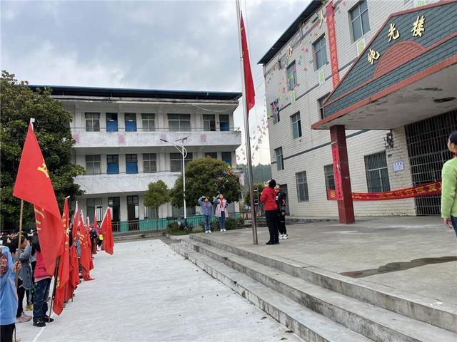 不讓後輩再受苦！爺爺家鄉貧困「小時候在祠堂念書」　91歲榮歸故里「15年捐3千萬蓋學校」學生排隊獻花迎接