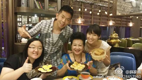 終於能享福！71歲女星「抱金孫燦笑」送7千萬豪宅娶媳　當年尪拋家棄子「一手帶大3兒女」苦盡甘來
