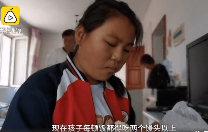 每天至少要吃4個饅頭！12歲女孩一個月「增重10公斤」也不停　家人曝「其瘋狂目的」網鼻酸了