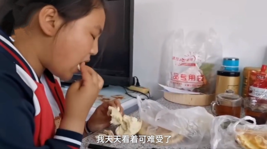 每天至少要吃4個饅頭！12歲女孩一個月「增重10公斤」也不停　家人曝「其瘋狂目的」網鼻酸了