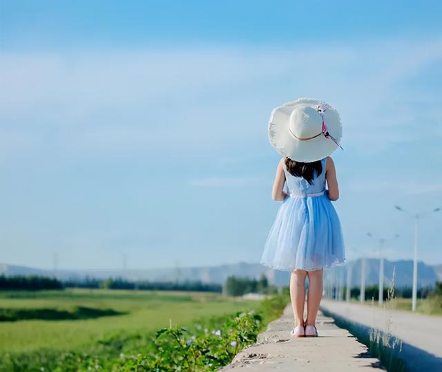 媽媽對8歲女兒百般挑剔「嫌她不長進」：根本不像我　無意翻到女兒書包「夾著一封信」內容讓她好慚愧