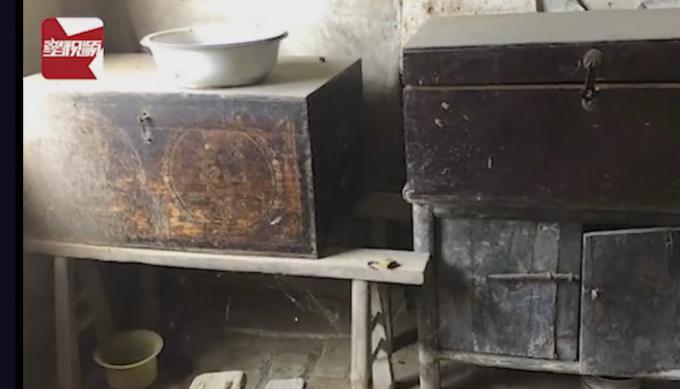 清理已故「父親老宅」的雜物！無意翻到一個陳舊袋子　好奇打開「看清裡面物品」嚇得立馬報警 