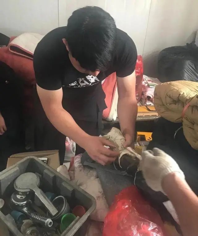 清理已故「父親老宅」的雜物！無意翻到一個陳舊袋子　好奇打開「看清裡面物品」嚇得立馬報警 