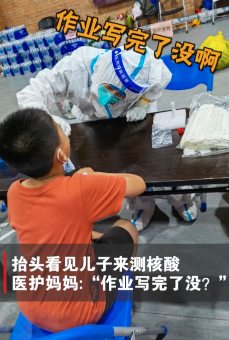 到社區做核酸採樣！醫護媽媽巧遇「好久不見的長子」　下秒脫口發出「靈魂拷問」網笑翻：果然是親媽