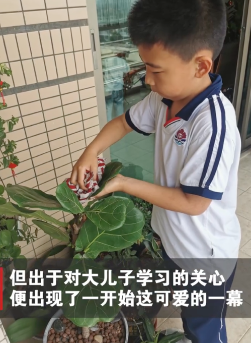 到社區做核酸採樣！醫護媽媽巧遇「好久不見的長子」　下秒脫口發出「靈魂拷問」網笑翻：果然是親媽