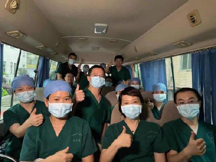 到社區做核酸採樣！醫護媽媽巧遇「好久不見的長子」　下秒脫口發出「靈魂拷問」網笑翻：果然是親媽