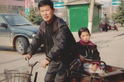 垃圾堆撿到一棄嬰！老人「不顧妻兒反對」堅持撫養17年　如今女孩「長成妙齡少女」他卻笑不出來
