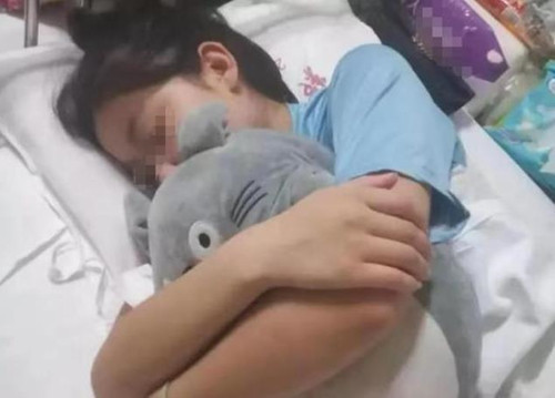 垃圾堆撿到一棄嬰！老人「不顧妻兒反對」堅持撫養17年　如今女孩「長成妙齡少女」他卻笑不出來