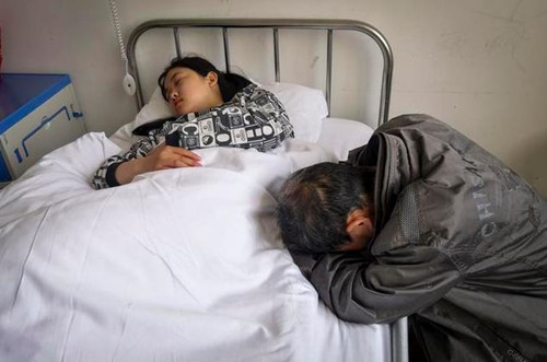 垃圾堆撿到一棄嬰！老人「不顧妻兒反對」堅持撫養17年　如今女孩「長成妙齡少女」他卻笑不出來