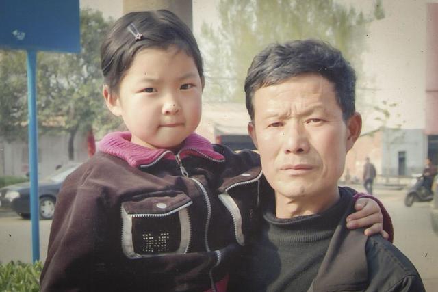 垃圾堆撿到一棄嬰！老人「不顧妻兒反對」堅持撫養17年　如今女孩「長成妙齡少女」他卻笑不出來