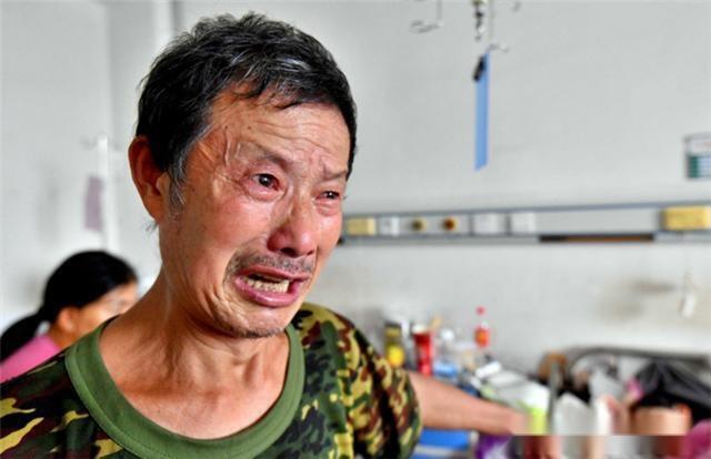 垃圾堆撿到一棄嬰！老人「不顧妻兒反對」堅持撫養17年　如今女孩「長成妙齡少女」他卻笑不出來