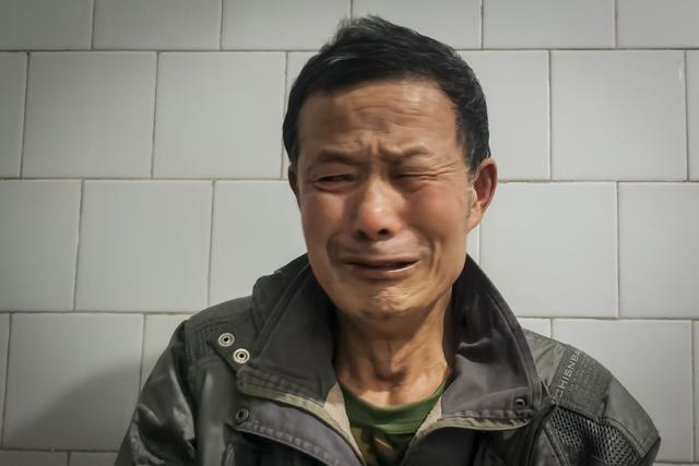 垃圾堆撿到一棄嬰！老人「不顧妻兒反對」堅持撫養17年　如今女孩「長成妙齡少女」他卻笑不出來