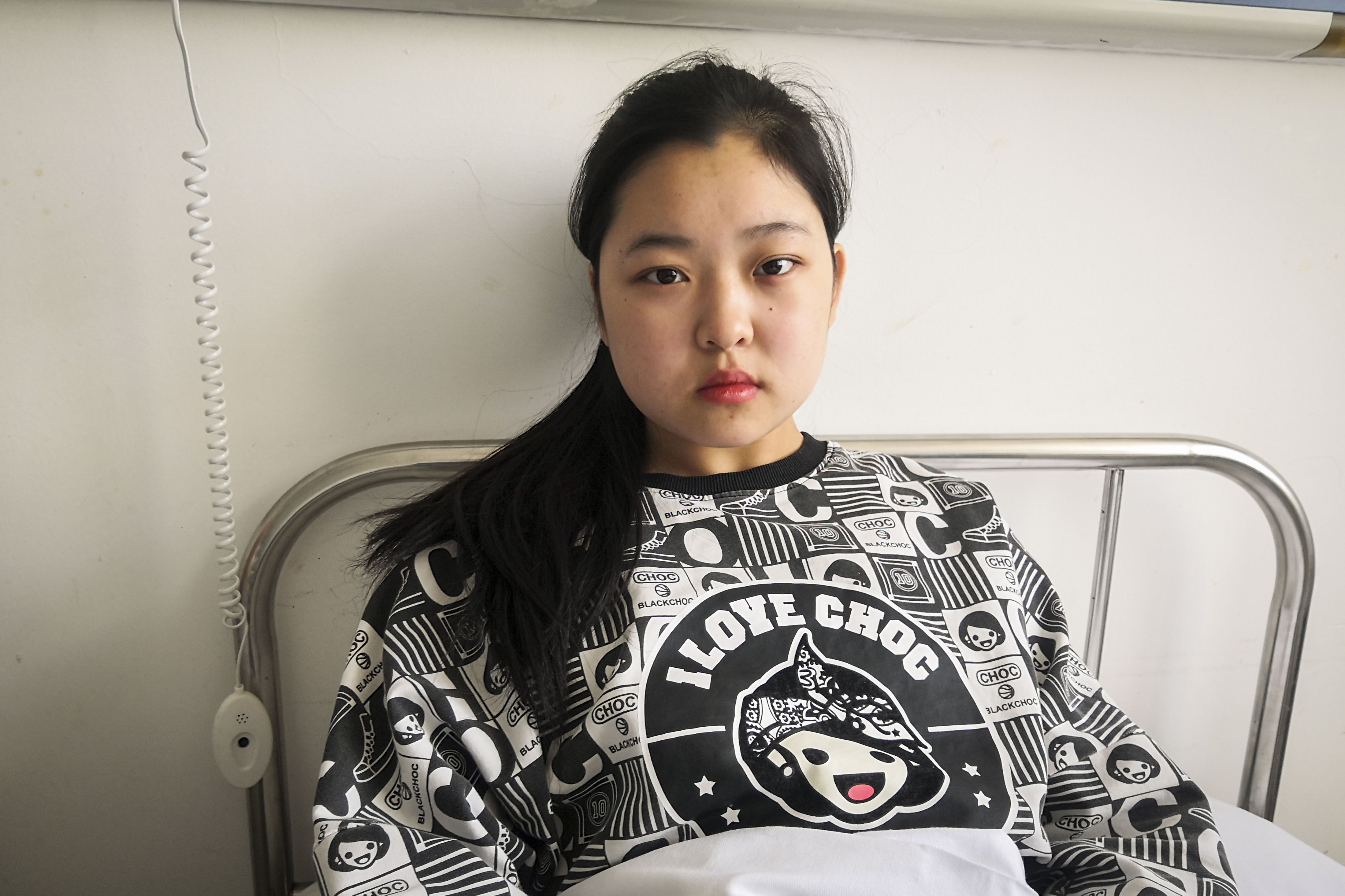 垃圾堆撿到一棄嬰！老人「不顧妻兒反對」堅持撫養17年　如今女孩「長成妙齡少女」他卻笑不出來