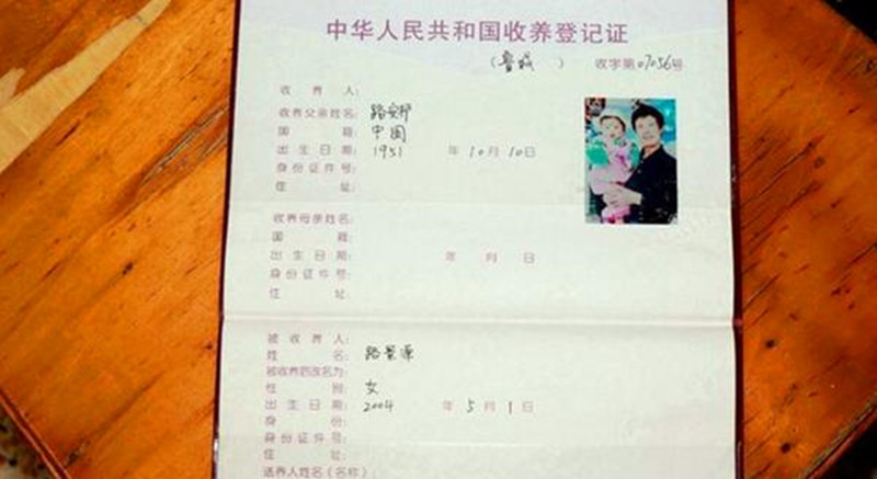 垃圾堆撿到一棄嬰！老人「不顧妻兒反對」堅持撫養17年　如今女孩「長成妙齡少女」他卻笑不出來