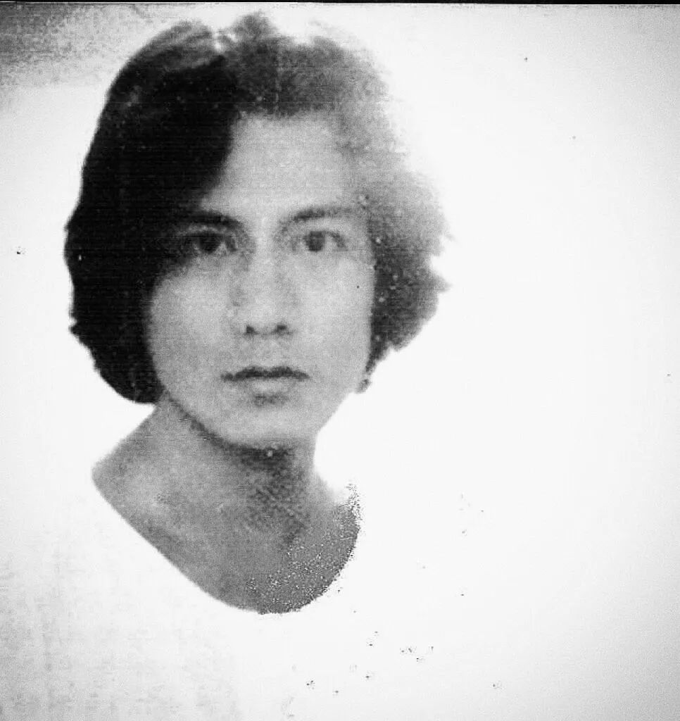 神顏父女合照爆紅！56歲天菜爸「逆齡外貌＋結實肌肉」狀態超絕　「一家舊照」曝光網羨：媽媽也好看
