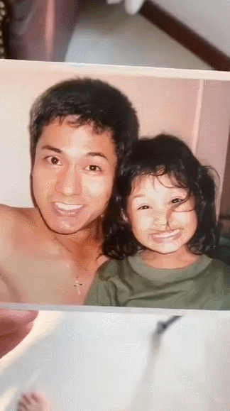 神顏父女合照爆紅！56歲天菜爸「逆齡外貌＋結實肌肉」狀態超絕　「一家舊照」曝光網羨：媽媽也好看