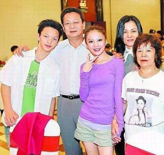 張韶涵的前塵往事！患病後被家人「捲走全部財產」閨蜜趁機上位　沉寂多年「重回頂峰」