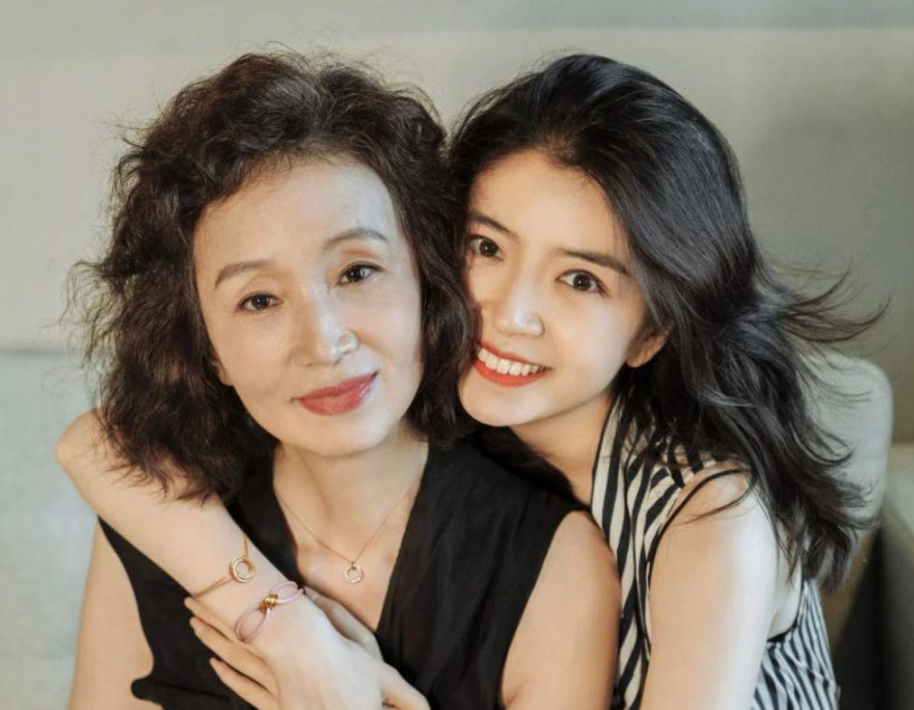 53歲婆婆顏值「逆生長」！年輕狀態被質疑真實年齡　兒媳無奈曬出「婆婆身份證」：站一起壓力好大