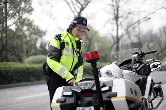 女騎警路邊「喊話違規車主」走紅！溫柔獨特執勤畫面曝光　「甜美聲線」令網友淪陷：根本聽不夠　