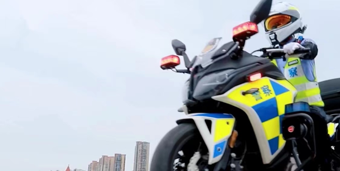 女騎警路邊「喊話違規車主」走紅！溫柔獨特執勤畫面曝光　「甜美聲線」令網友淪陷：根本聽不夠　
