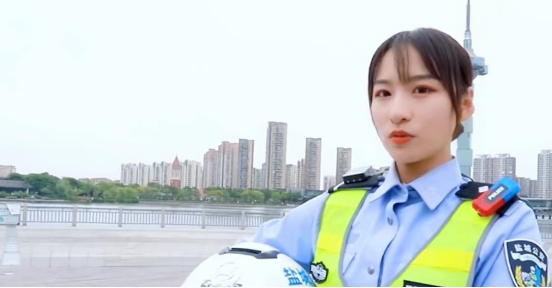 女騎警路邊「喊話違規車主」走紅！溫柔獨特執勤畫面曝光　「甜美聲線」令網友淪陷：根本聽不夠　