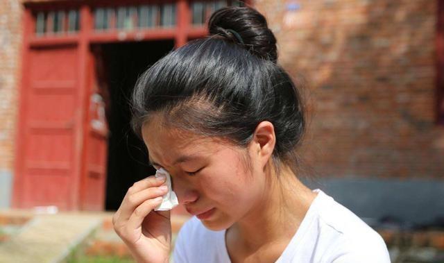 故意把3歲「兔唇」女兒弄丟！20年後兩人街頭無意相遇　「女兒現狀」卻令寶媽悔不當初 