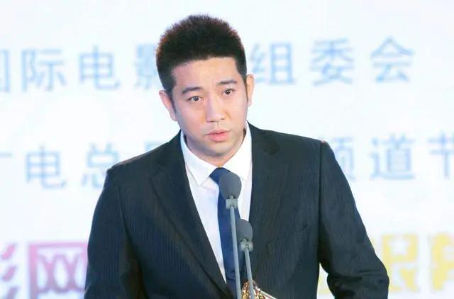 瓊瑤親自為她取藝名！45歲帶「14歲兒子拍大片」被嘲　曾靠美貌迷倒3男人「屢陷插足風波」