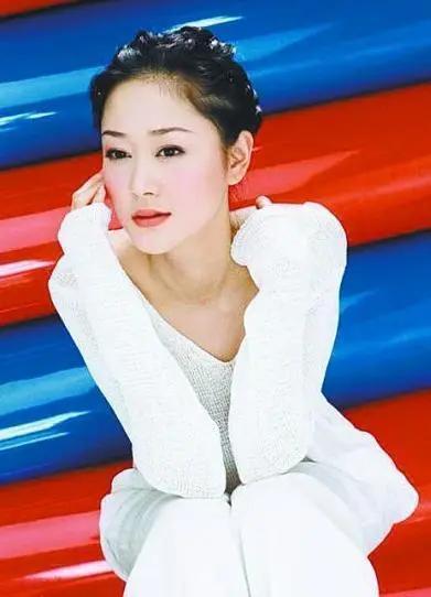 瓊瑤親自為她取藝名！45歲帶「14歲兒子拍大片」被嘲　曾靠美貌迷倒3男人「屢陷插足風波」