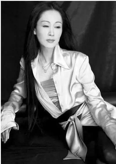 瓊瑤親自為她取藝名！45歲帶「14歲兒子拍大片」被嘲　曾靠美貌迷倒3男人「屢陷插足風波」