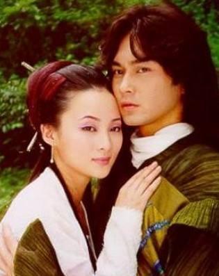 瓊瑤親自為她取藝名！45歲帶「14歲兒子拍大片」被嘲　曾靠美貌迷倒3男人「屢陷插足風波」