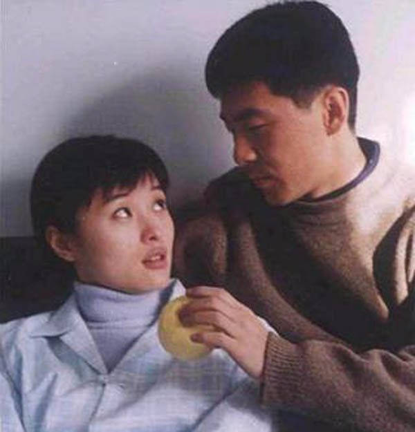 瓊瑤親自為她取藝名！45歲帶「14歲兒子拍大片」被嘲　曾靠美貌迷倒3男人「屢陷插足風波」